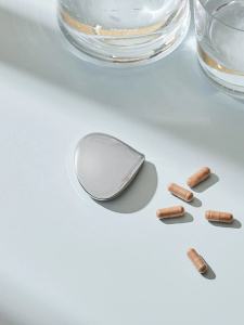 Alessi Chestnut Таблеточница, размеры: 5х4,8х2,5h см, нержавеющая сталь