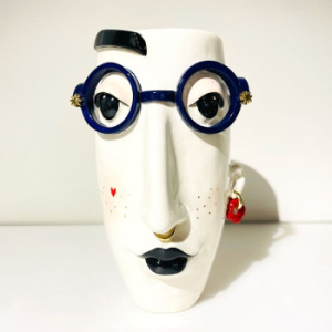 Большая керамическая ваза Стиляга в синих очках и серьгой в виде красного цветка, высота - 25,5 см