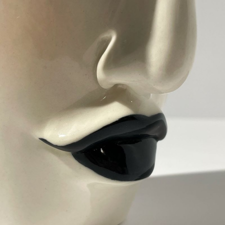 Маленькая керамическая ваза или стакан Стиляга в бордовых очках, высота - 13,5 см, A. Kruglikova