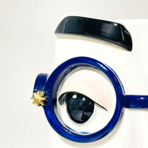 Большая керамическая ваза Стиляга в синих очках и серьгой в виде красного цветка, высота - 25,5 см