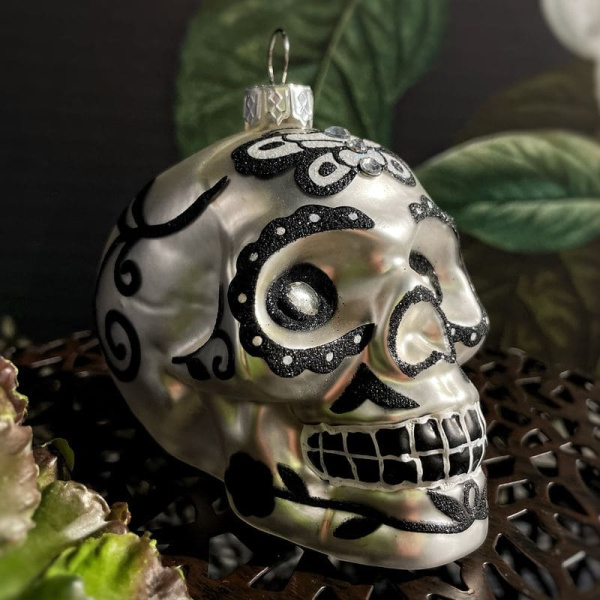Inge Glas Magic Стеклянная елочная игрушка Белый череп с черным цветком, размер - 9 см