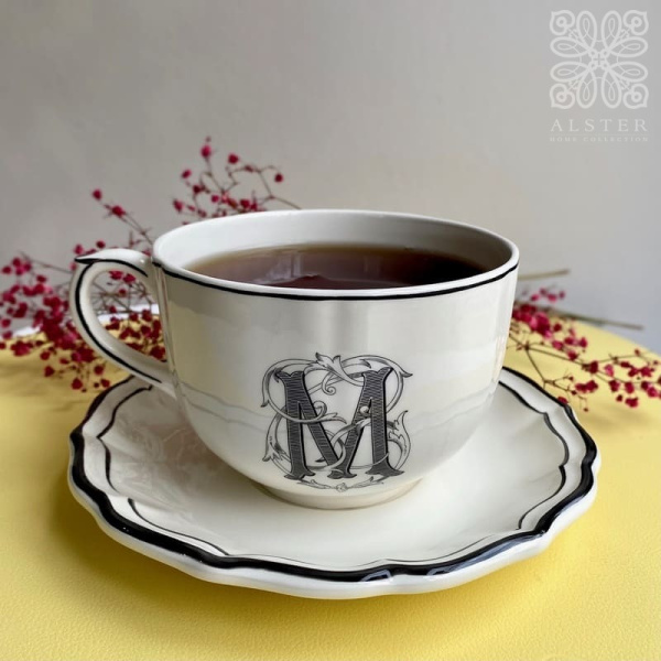 Gien Filet Manganese Monogramme Чайная пара с буквой М, объем - 450 мл, цвет - белый, черный