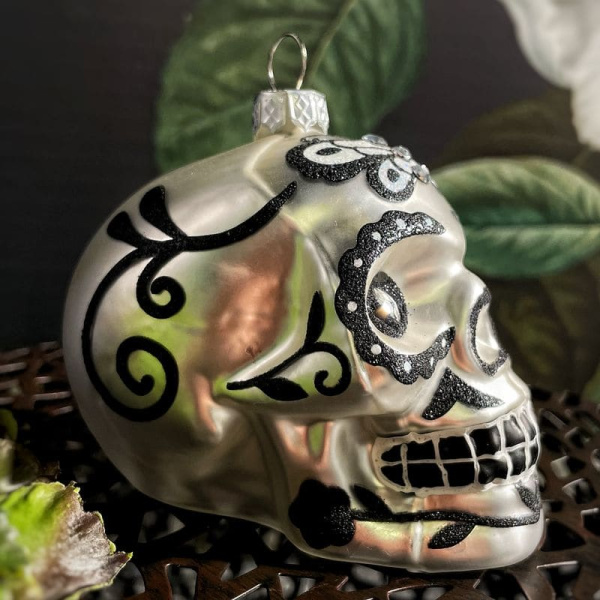 Inge Glas Magic Стеклянная елочная игрушка Белый череп с черным цветком, размер - 9 см