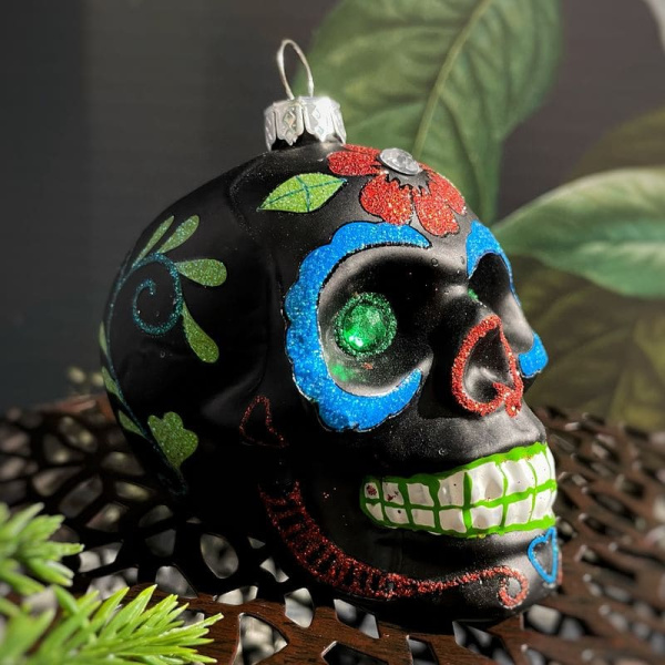 Inge Glas Magic Стеклянная елочная игрушка Черный череп с красным цветком, размер - 9 см