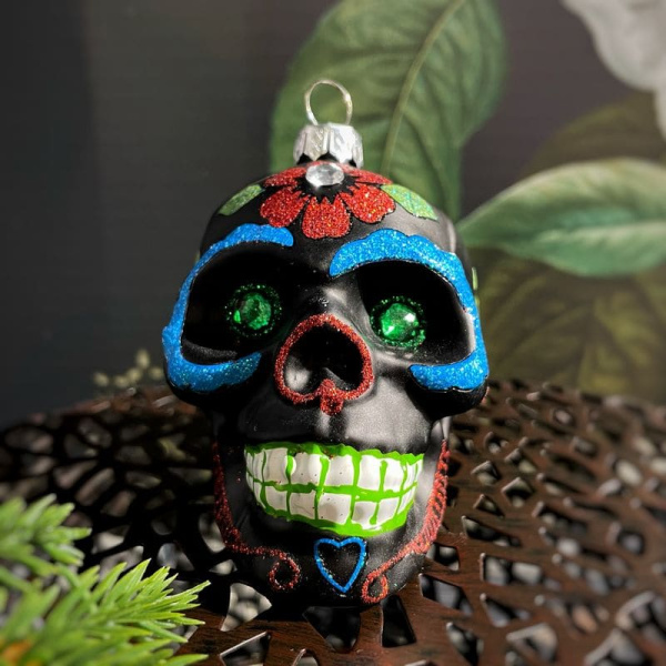 Inge Glas Magic Стеклянная елочная игрушка Черный череп с красным цветком, размер - 9 см